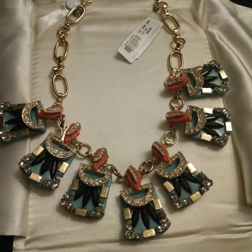 NWT NECKLACE
